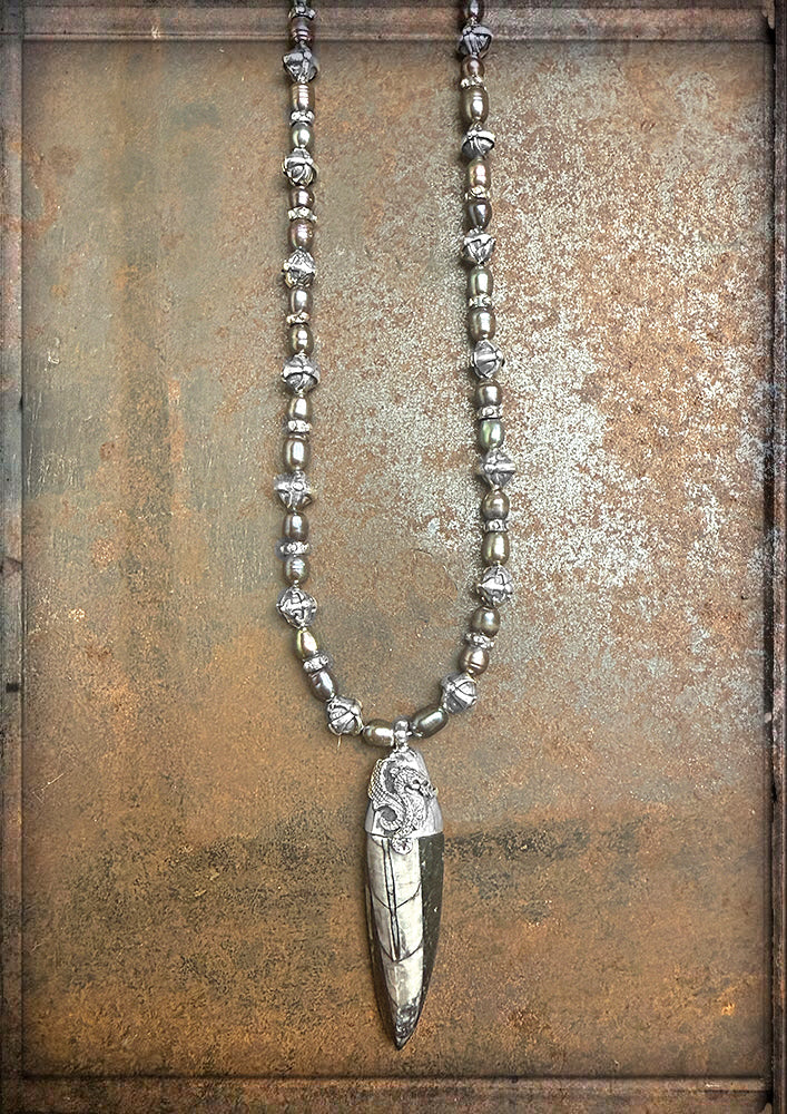 Elfcraft Kette Graue Perlen Sterling Silber Orthoceras Fossil Anhänger Drachenfassung Unisex Detail 2