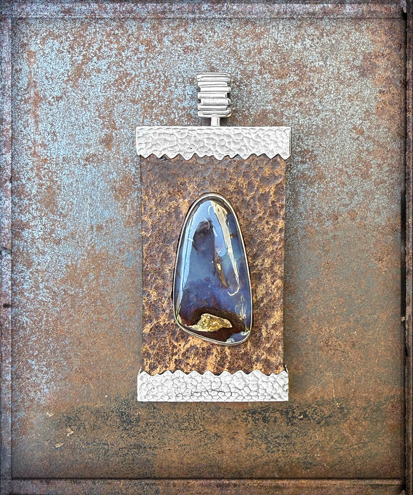 Rechteckiger Anhänger Boulder Opal Cabochon Leder Braun Zackenfassung gehämmert 925 Sterling Silber Matt Unisex Unikat 8 cm