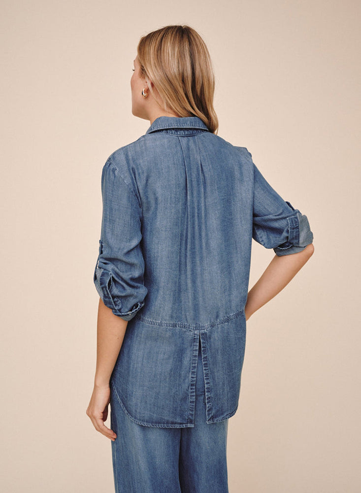 Bella Dahl Denim-Look Bluse Split Back Button Down Soft Touch Tencel Lyocell Shadow Blue Wash Jeans Model Rückseite