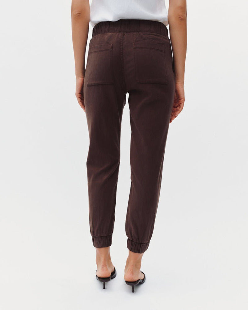 Bella Dahl Hose Pocket Jogger Soft Touch TENCEL™ Mix Chestnut Brown Braun Model Rückseite