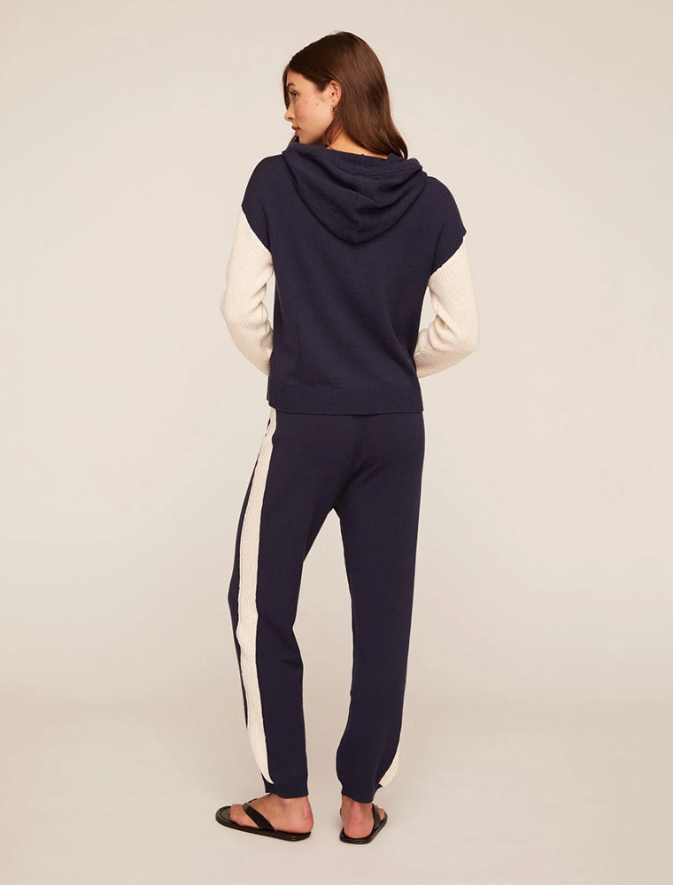 Bella Dahl Jogpants Contrast Stripe Midnight Frost Navy Kontrast-Seitenstreifen Baumwollmix Casual-Look Model Rückseite