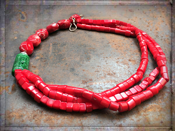Boho-Kette Bambuskoralle Rot Geschnitzte Grüne Jade 3-reihig Silberverschluss 60 cm