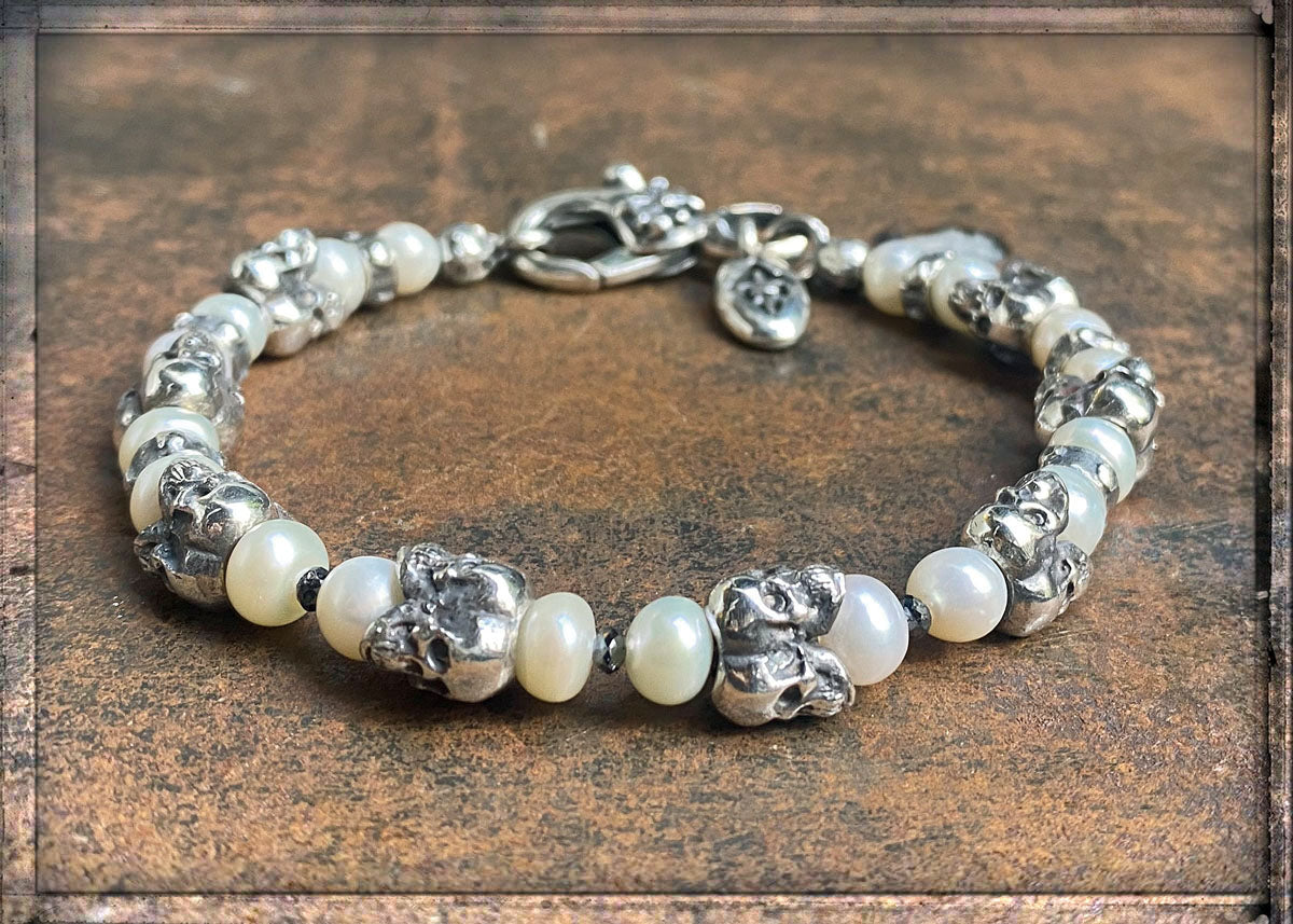 Elfcraft Armband Triple Skulls Totenköpfe Weiße Süßwasserperlen 8 mm Breit 925 Silber Massiv