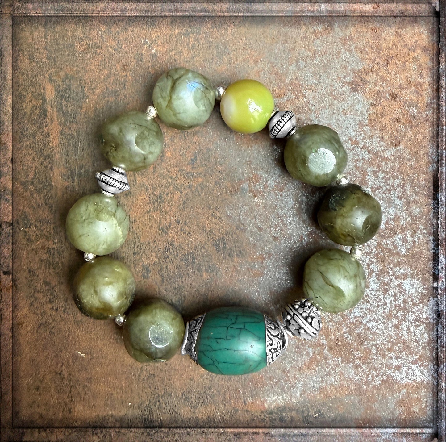 Ethno Armband Labradorit Oliv Tibet-Perle Achat Grün 925 Sterling Silber Dehnbar Handgefertigtes Boho-Unikat