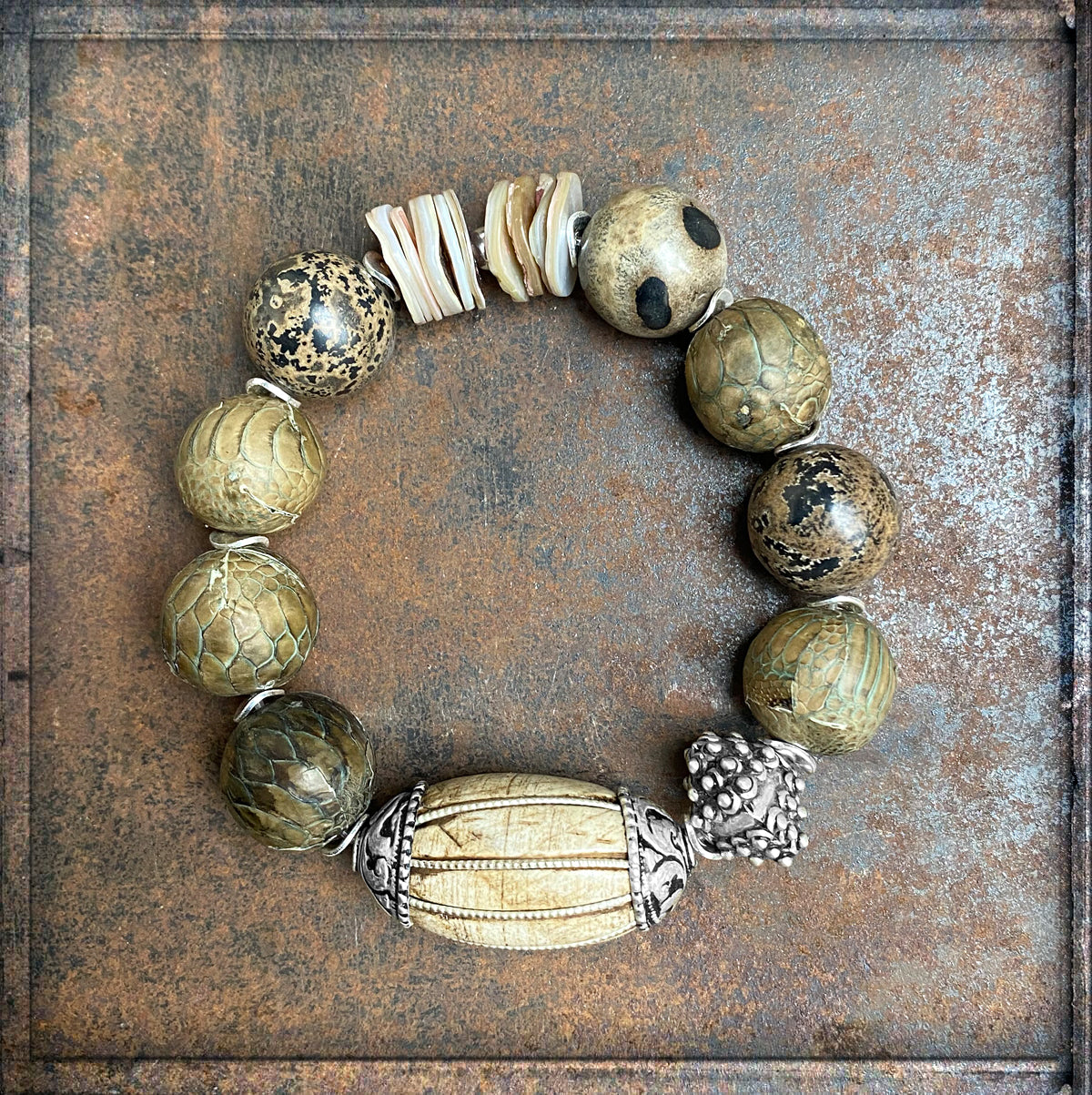 Ethno Boho Jaspis Armband Lederperlen Muschelscheiben Tribalperle Oval 925 Sterling Silber Dehnbar Unikat