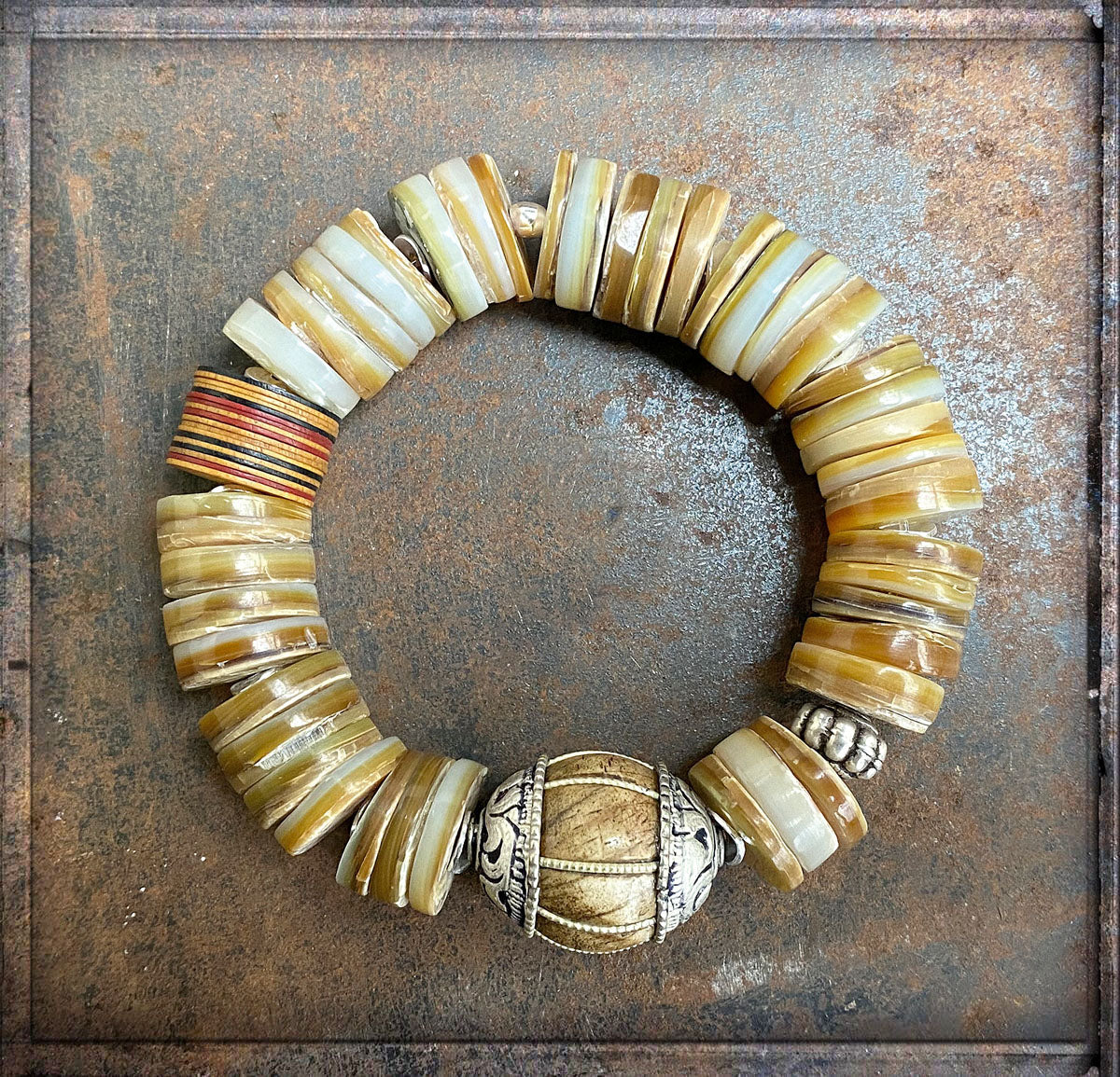 Ethno Boho Armband Muschelscheiben Naturfarben Bakelit Tribal Perle Sterling Silber Dehnbar Unikat