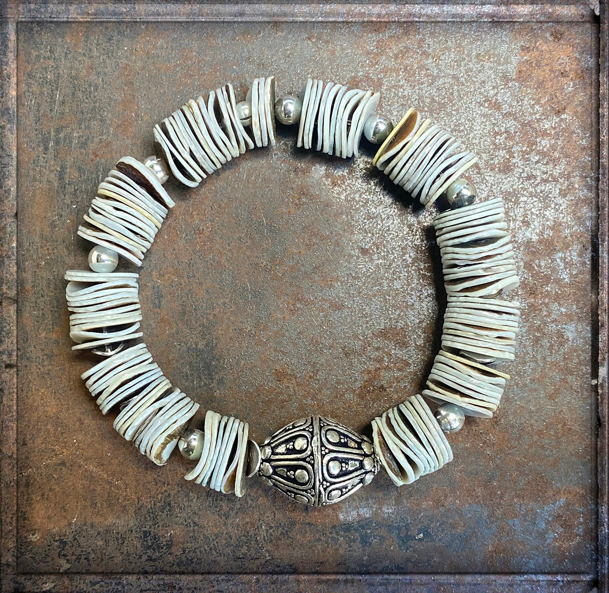 Armband Muschelscheiben Naturfarben Ethno Boho Sterling Silber Dehnbar Unikat