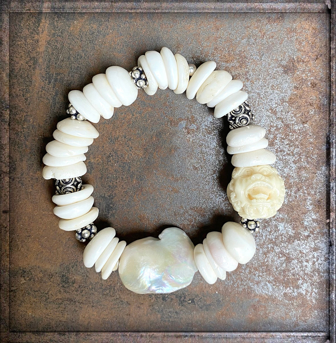Armband Ethno Boho Süßwasserperle Barock Muschelscheiben Weiß Jadeperle Geschnitzt Silber Dehnbar Unikat