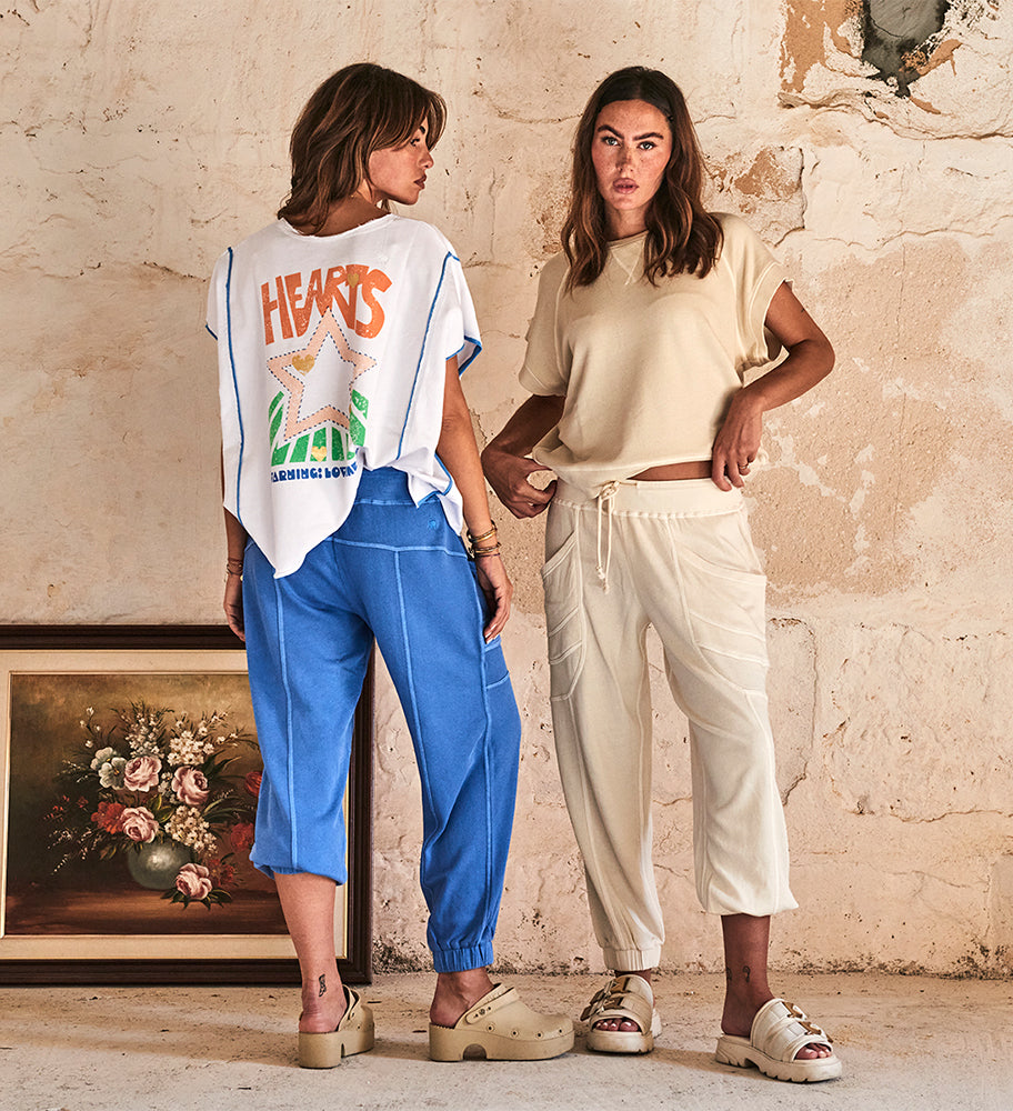 Love Joy Victory Oversize T-Shirt Unity Print Weiß Model 5