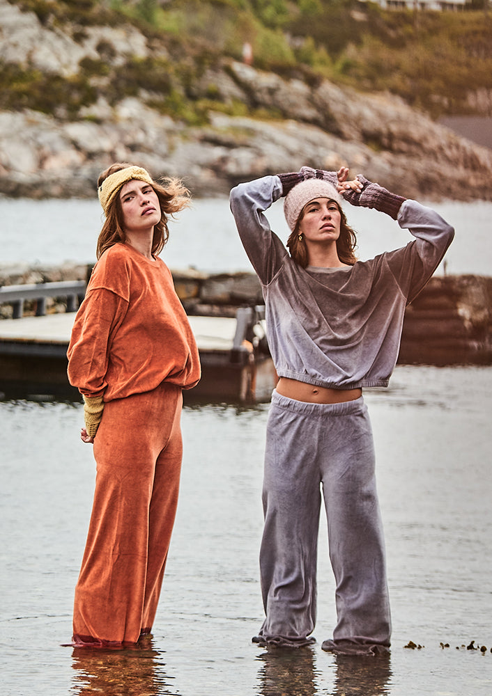 Love Joy Victory Dip-Dye Sweathose Bajna Farbverlauf Samt-Haptik Velvet-Stoff Bio-Baumwolle Relaxed-Fit Ausgestelltes Bein Flared Model 4