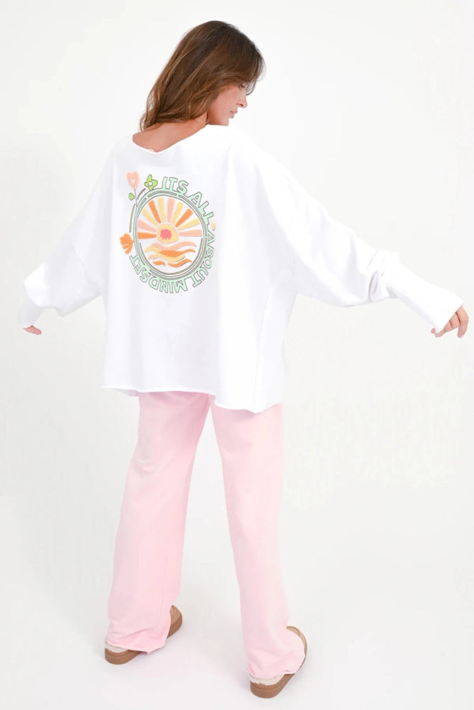 Love Joy Victory Sweatshirt Hilda Oversize Print Weiß Model 7