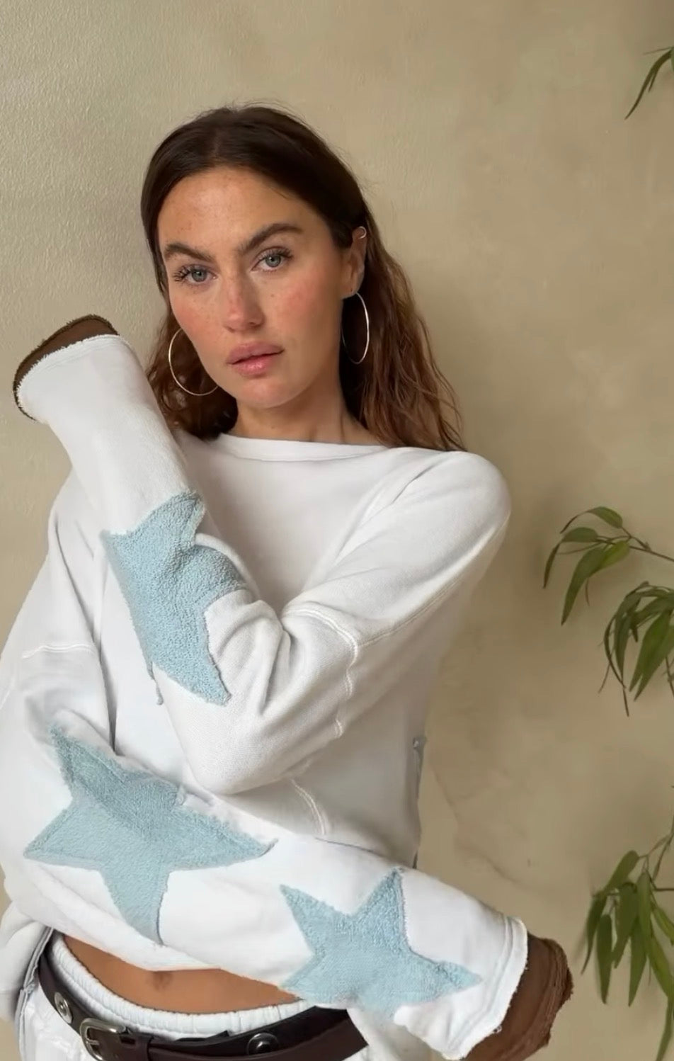 Love Joy Victory Sweatshirt Hopewell Stern-Patches Weiß Hellblau Bio-Baumwolle Model