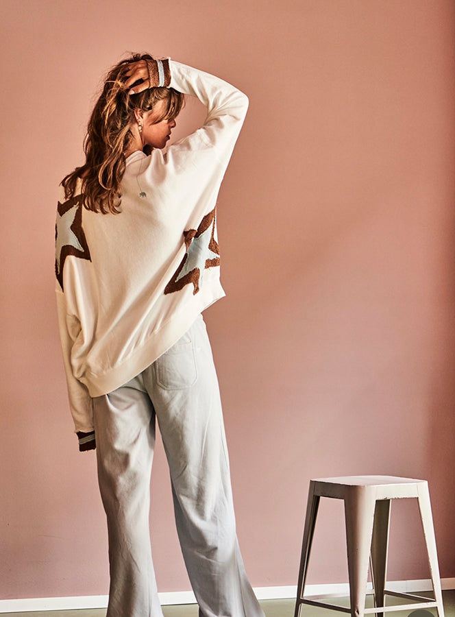 Love Joy Victory Sweatshirt Moa Stern-Patches Weiß Bio-Baumwolle Model 5