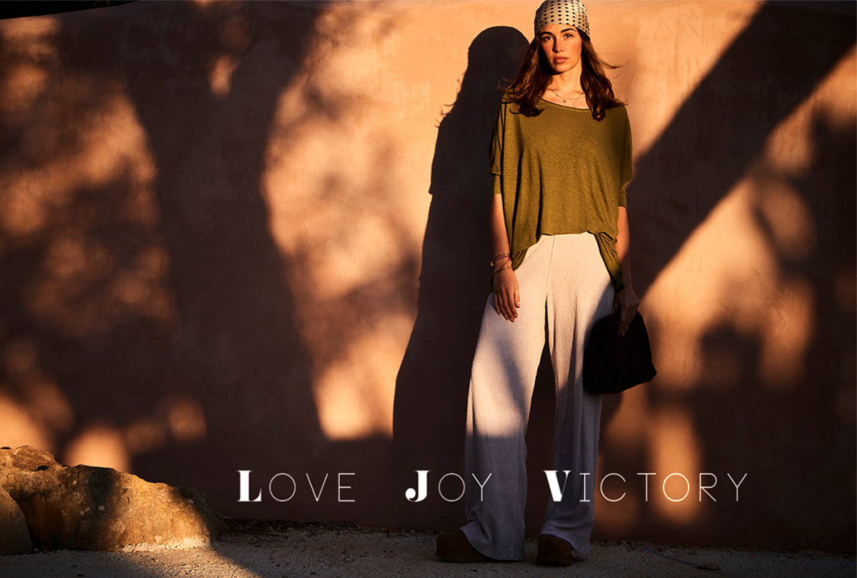 Love Joy Victory T-Shirt Papu Leinen-Lyocell-Mix Oversize Khaki Model 2