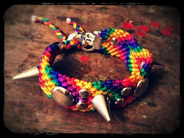 Makramee-Armband Regenbogenfarben Punk-Nieten Silberfarben Größenverstellbar Vain Luxuries