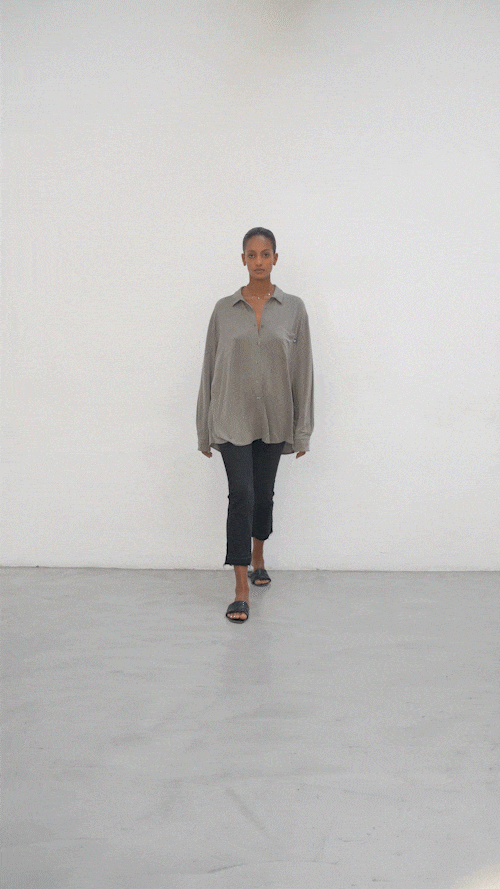 Outryght Bluse Charlie Cupro-Mix Taupe Weich Fließend Legere Passform Verlängerter Rücken Brusttasche Video