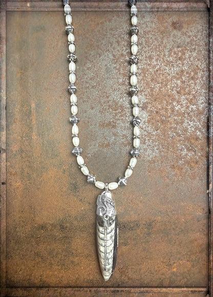 Elfcraft Kette Weiße Perlen Sterling Silber Orthoceras Fossil Anhänger Drachenfassung Unisex Detail 1