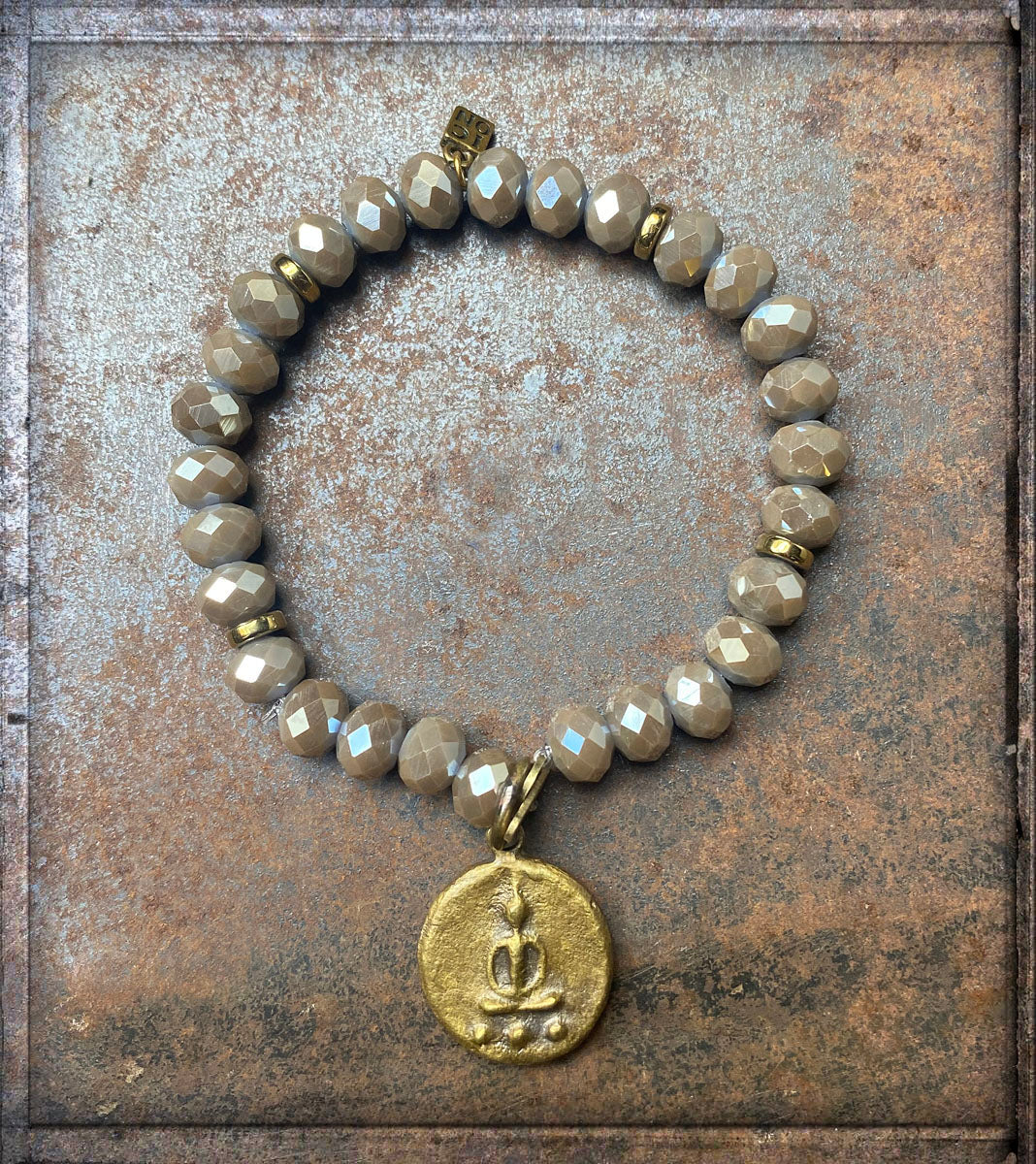 ICON Design Living Buddha-Armband Kristallperlen Facettiert Taupe Amulett Gold Plattiert Dehnbar