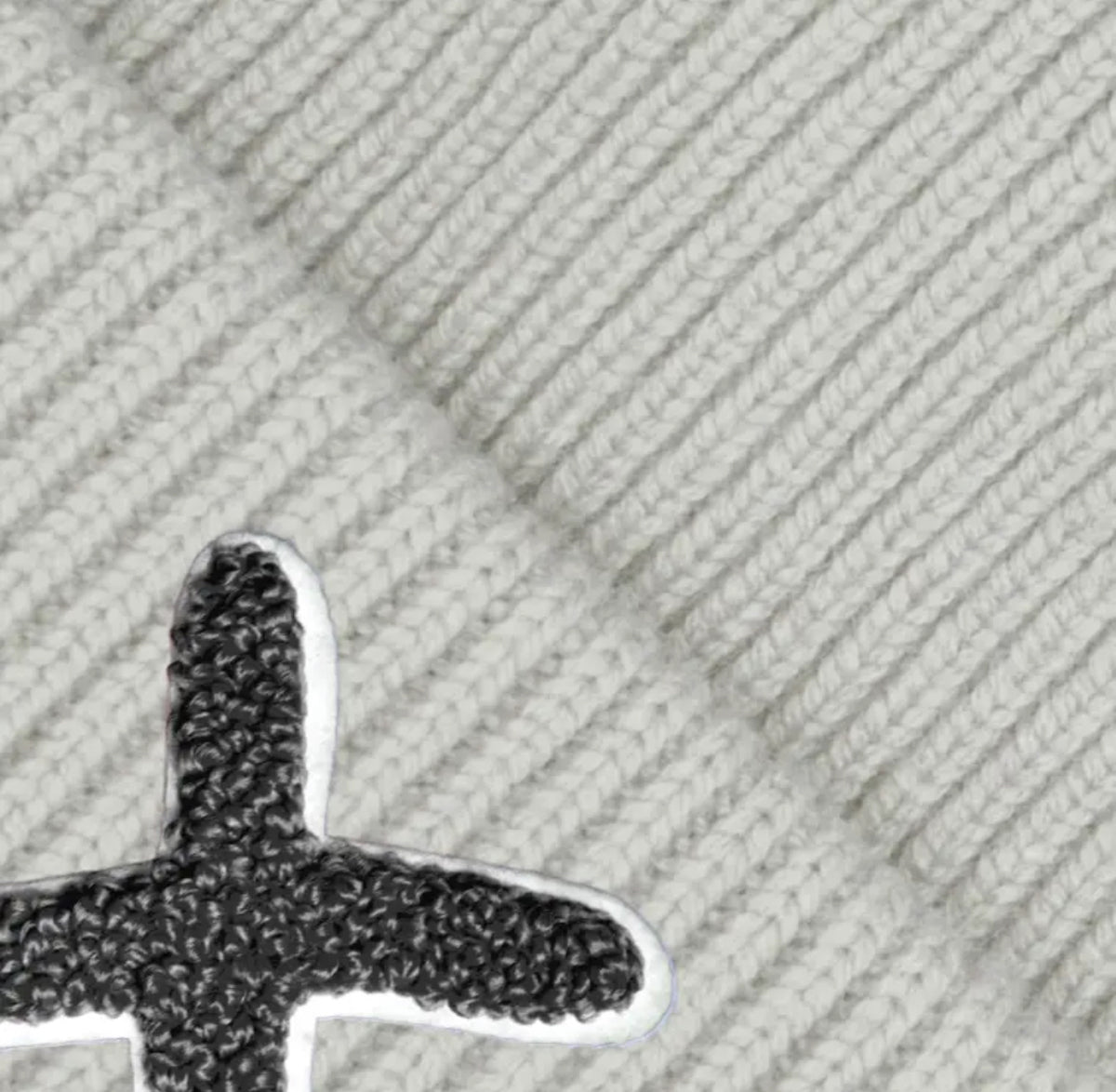 UNIO Strickmütze Lumi X-Patch Schwarz Merinowolle Cashmere Gruppy Grey Hellgrau Unisex Nachhaltig Fair Produziert Detail