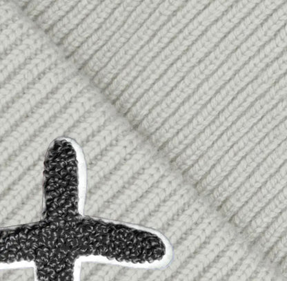 UNIO Strickmütze Lumi X-Patch Schwarz Merinowolle Cashmere Gruppy Grey Hellgrau Unisex Nachhaltig Fair Produziert Detail
