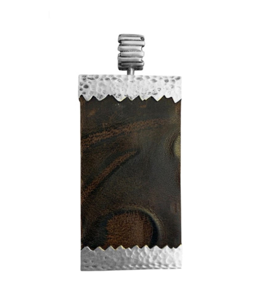 Rechteckiger Anhänger Boulder Opal Cabochon Leder Braun Zackenfassung gehämmert 925 Sterling Silber Unisex Unikat 7,3 cm Rückseite