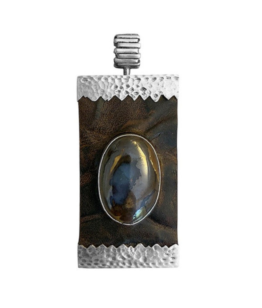 Rechteckiger Anhänger Boulder Opal Cabochon Leder Braun Zackenfassung gehämmert 925 Sterling Silber Unisex Unikat 7,3 cm Lang
