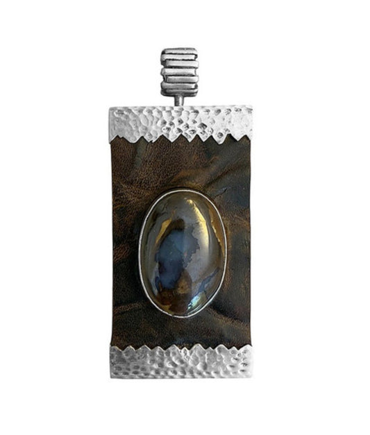 Rechteckiger Anhänger Boulder Opal Cabochon Leder Braun Zackenfassung gehämmert 925 Sterling Silber Unisex Unikat 7,3 cm Lang