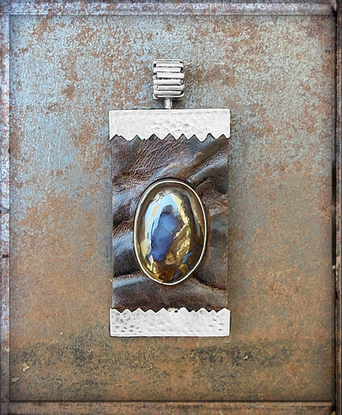 Rechteckiger Anhänger Boulder Opal Cabochon Leder Braun Zackenfassung gehämmert Sterling Silber Unisex Unikat 7,3 cm Lang