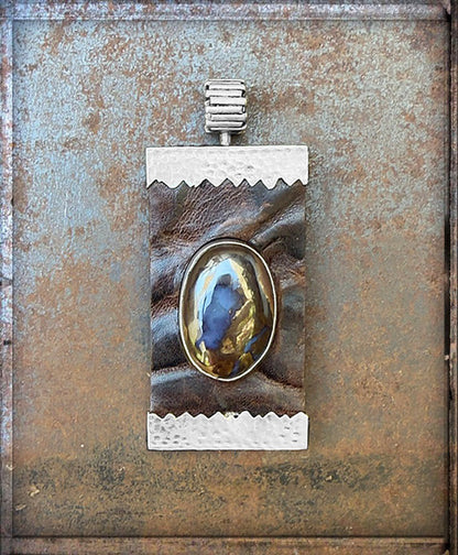 Rechteckiger Anhänger Boulder Opal Cabochon Leder Braun Zackenfassung gehämmert Sterling Silber Unisex Unikat 7,3 cm Lang