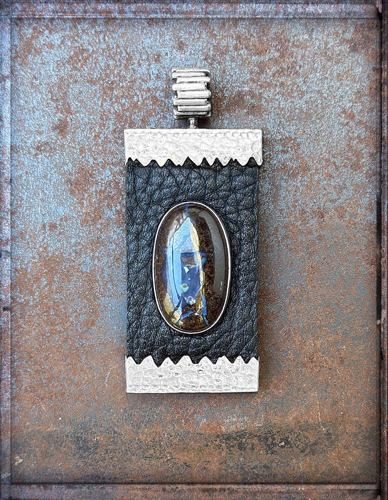 Rechteckiger Anhänger Boulder Opal Cabochon Leder Schwarz Zackenfassung gehämmert 925 Sterling Silber Matt Unisex Unikat 7 cm 