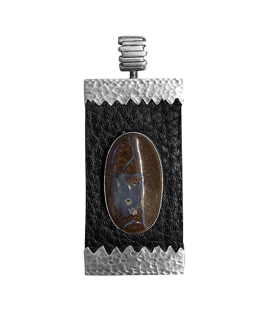 Rechteckiger Anhänger Boulder Opal Cabochon Leder Schwarz Zackenfassung gehämmert 925 Sterling Silber Matt Unisex Unikat 7 cm Lang