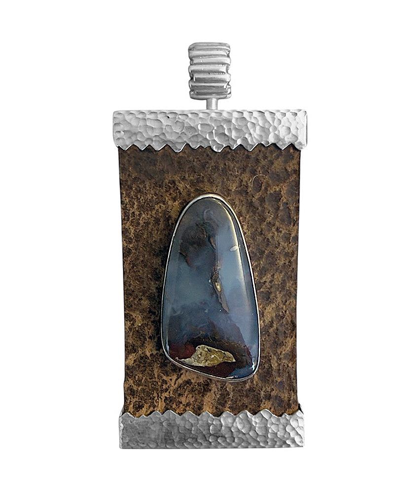 Rechteckiger Anhänger Boulder Opal Cabochon Leder Braun Zackenfassung gehämmert 925 Sterling Silber Matt Unisex Unikat 8 cm Lang