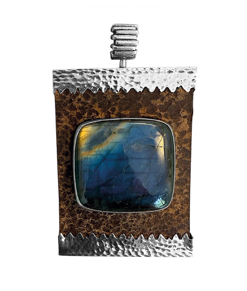 Rechteckiger Anhänger Labradorit Cabochon Leder Braun Zackenfassung gehämmert 925 Sterling Silber Unisex Unikat 7,5 cm Groß