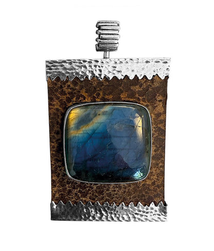 Rechteckiger Anhänger Labradorit Cabochon Leder Braun Zackenfassung gehämmert 925 Sterling Silber Unisex Unikat 7,5 cm Groß