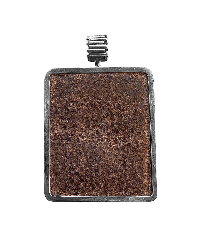 Rechteckiger Anhänger Labradorit Cabochon Leder Braun Zackenfassung gehämmert 925 Sterling Silber Unisex Unikat 6,8 cm Groß Rückseite