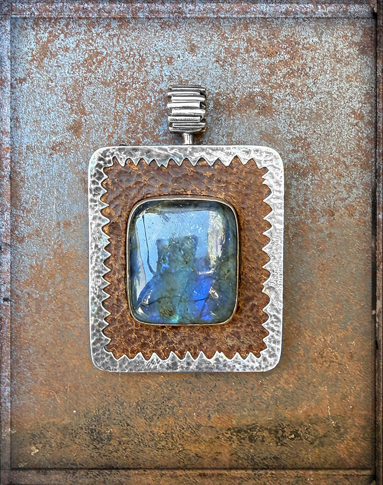 Rechteckiger Anhänger Labradorit Cabochon Leder Braun Zackenfassung gehämmert 925 Sterling Silber Unisex Unikat 6,8 cm
