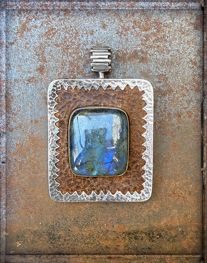 Rechteckiger Anhänger Labradorit Cabochon Leder Braun Zackenfassung gehämmert 925 Sterling Silber Unisex Unikat 6,8 cm