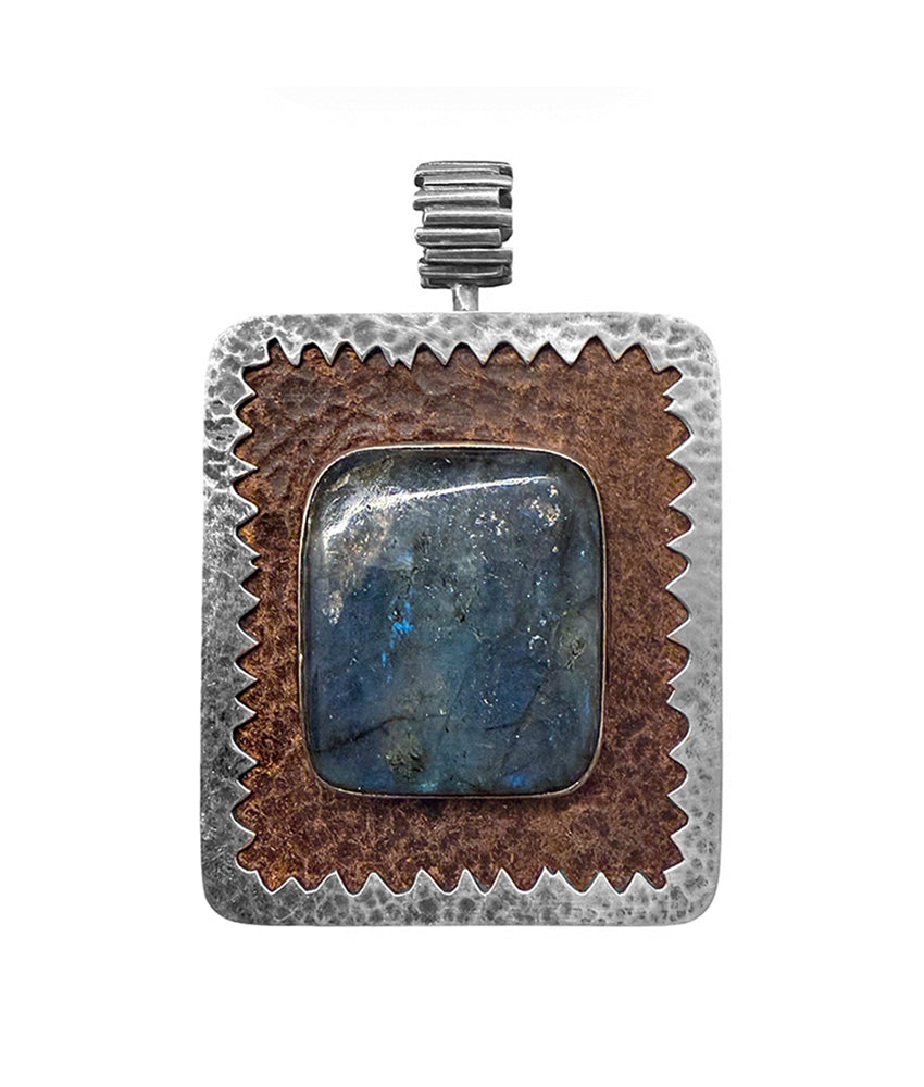Rechteckiger Anhänger Labradorit Cabochon Leder Braun Zackenfassung gehämmert 925 Sterling Silber Unisex Unikat 6,8 cm Groß