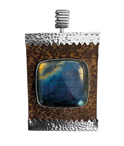 Rechteckiger Anhänger Labradorit Cabochon Leder Braun Zackenfassung gehämmert 925 Sterling Silber Unisex Unikat 7,5 cm Groß