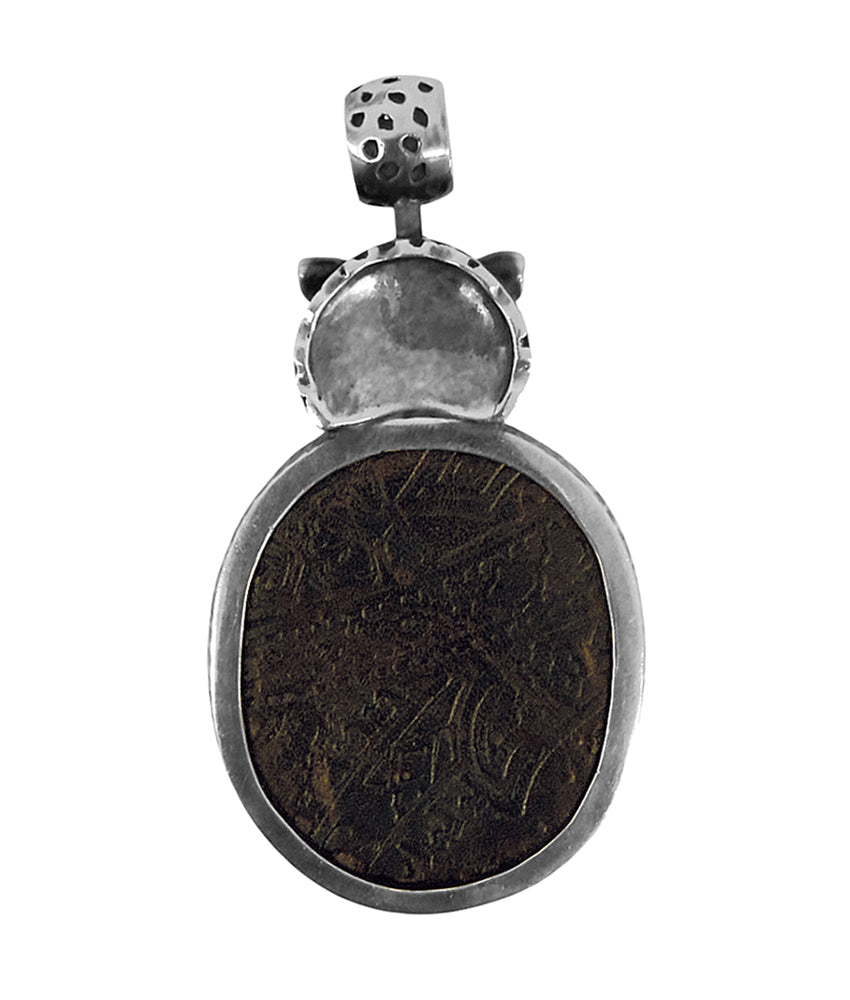 Leopardenkopf-Anhänger Boulder-Opal Cabochon Schwarze Brillanten Geprägtes Leder Braun 925 Sterling Silber Unikat 7,5 cm Rückseite