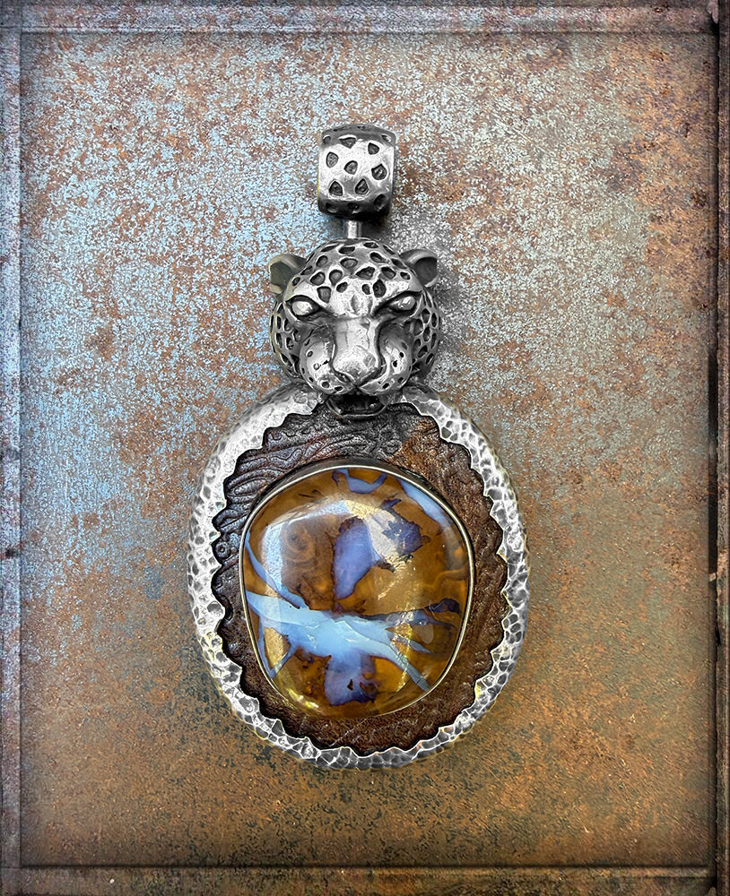 Leopardenkopf-Anhänger Boulder-Opal Cabochon Schwarze Brillanten Geprägtes Leder Braun Sterling Silber Unikat 7,5 cm lang