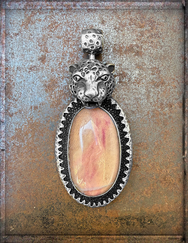 Leopardenkopf-Anhänger Kunzit Cabochon Rosa Schwarze Brillanten Leder Schwarz Sterling Silber Unikat 7,5 cm lang