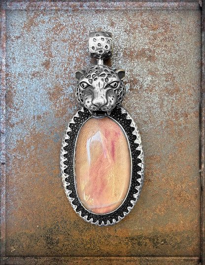 Leopardenkopf-Anhänger Kunzit Cabochon Rosa Schwarze Brillanten Leder Schwarz Sterling Silber Unikat 7,5 cm lang