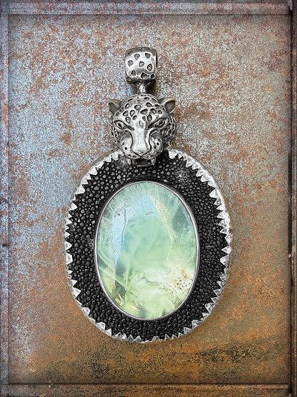 Leopardenkopf-Anhänger Prehnit Cabochon Schwarze Brillanten Leder Schwarz Sterling Silber Unikat 8,6 cm