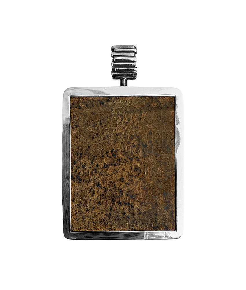 Rechteckiger Anhänger Malachit Cabochon Leder Braun Zackenfassung gehämmert 925 Sterling Silber Unisex Unikat Rückseite