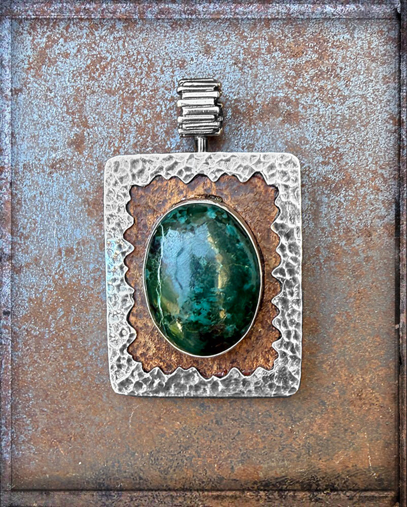 Rechteckiger Anhänger Malachit Cabochon Leder Braun Zackenfassung gehämmert Sterling Silber Unisex Unikat