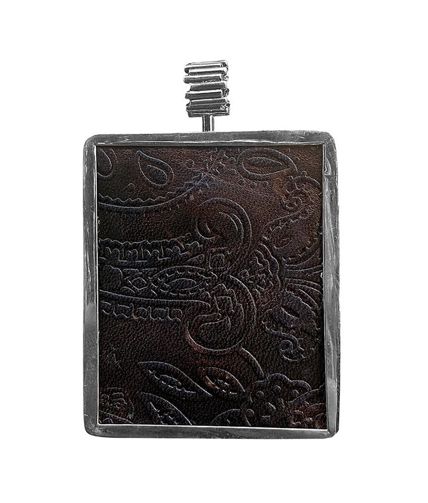 Rechteckiger Anhänger Prenith Cabochon Leder Braun Geprägt Zackenfassung gehämmert Sterling Silber Unisex Unikat 7,2 cm Rückseite