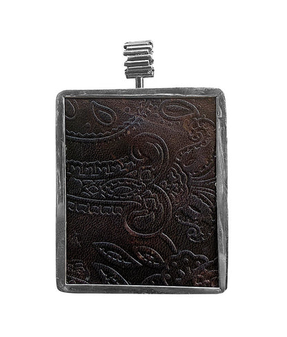 Rechteckiger Anhänger Prenith Cabochon Leder Braun Geprägt Zackenfassung gehämmert Sterling Silber Unisex Unikat 7,2 cm Rückseite