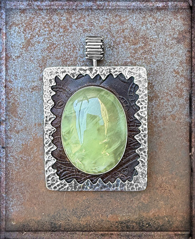 Rechteckiger Anhänger Prenith Cabochon Leder Braun Zackenfassung gehämmert 925 Sterling Silber Unisex Unikat 