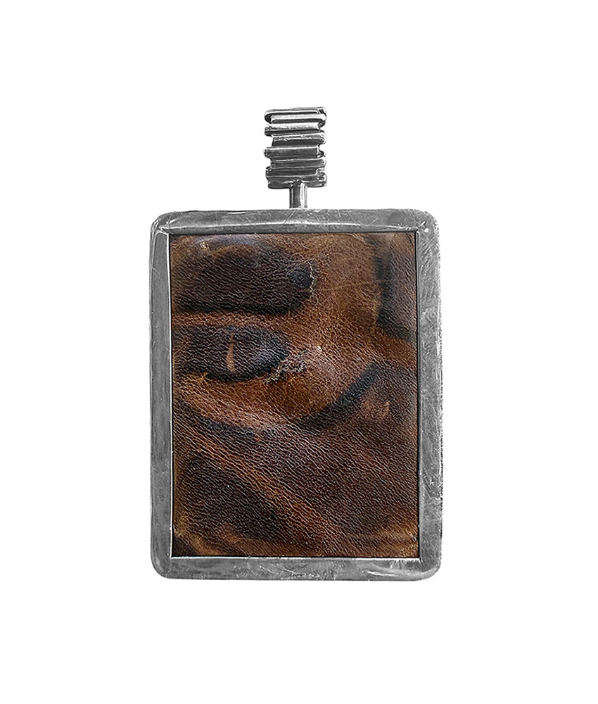 Rechteckiger Anhänger Türkis Cabochon Leder Braun Zackenfassung gehämmert 925 Sterling Silber Unisex Unikat Rückseite